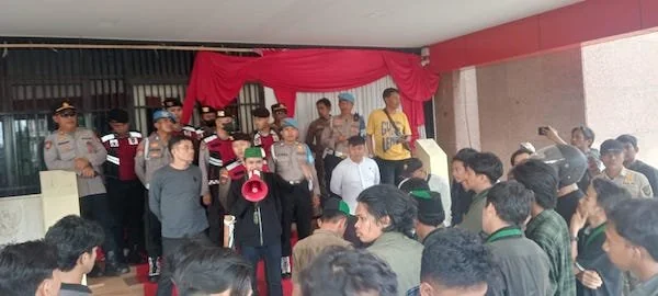 Masa aksi yang sedang berorasi di pelataran gedung DPRD Sulsel, (Dok. M. Yasin Ahmad KabarMakassar)