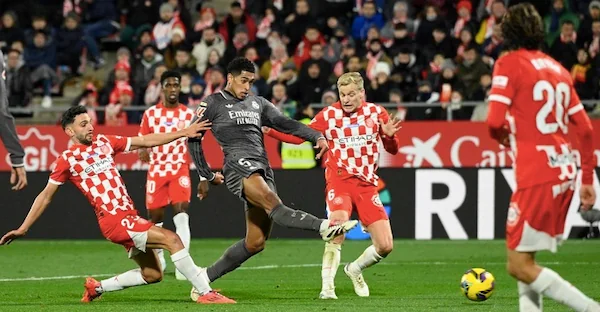 Gelandang Real Madrid Jude Bellingham (tengah/abu-abu) mencetak gol pembuka pada pertandingan Liga Spanyol antara Girona vs Real Madrid di Stadion Montilivi di Girona pada Sabtu 7 Desember 2024.(AFP/JOSEP LAGO)