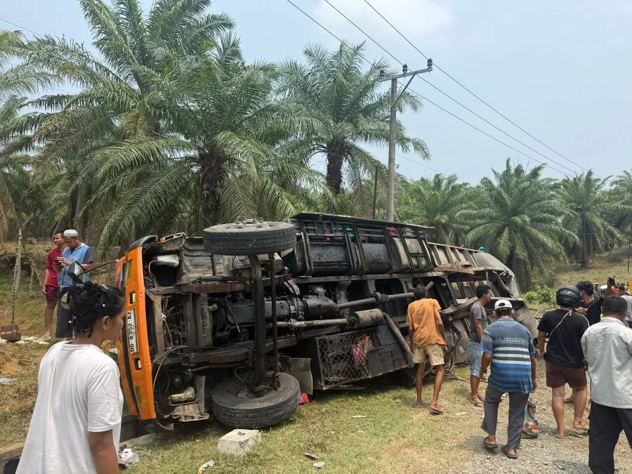 Laka Lantas tunggal truk Mitsubishi Fuso bermuatan Minyak Kita di Jalan Trans Sulawesi, Desa Salugatta, Kecamatan Budong-Budong, Kabupaten Mamuju Tengah (Dok: Ist)