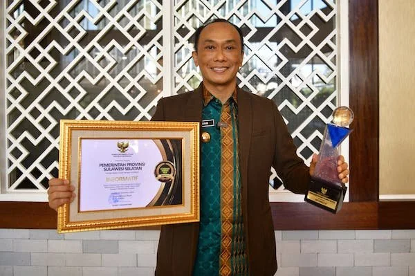 Pj Gubernur Sulsel, Prof Zudan Arif Fakrulloh dengan penghargaan yang diraih atas keterbukaan informasi publik (Dok: Ist)
