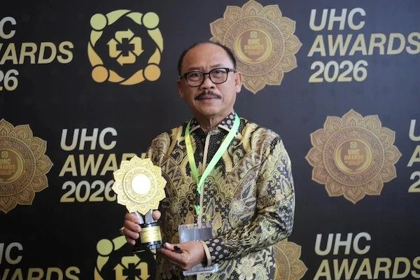 Gubernur Sulbar Suhardi Duka saat menerima penghargaan UHC di Jakarta(dok:ist)