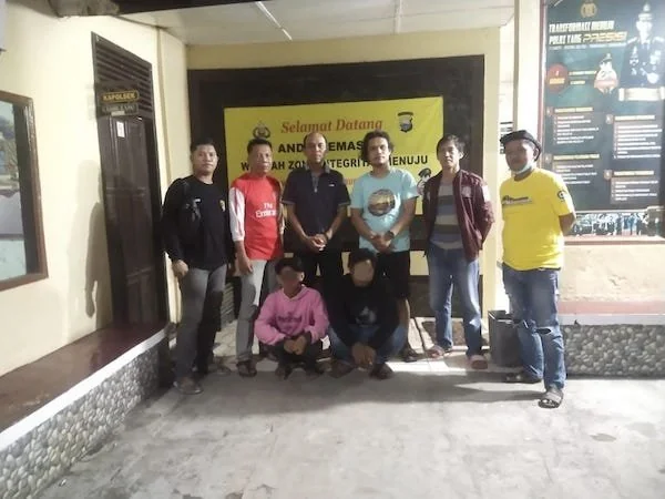 Kapolsek Tamalatea, AKP H. Suardi G bersama jajarannya saat mengamankan 2 terduga Pelaku Perusakan Mobil berinisial A (37) dan S (21). (Foto/ist).