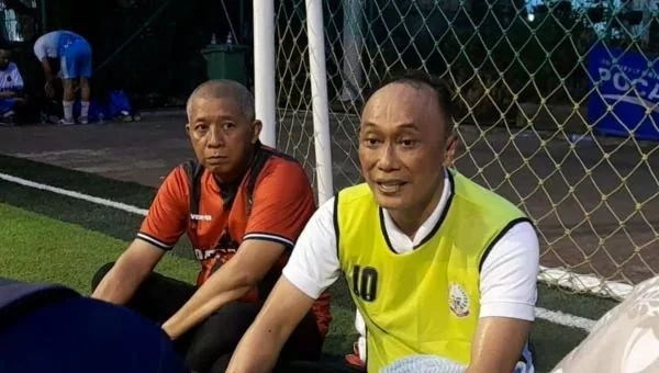 Pj Gubernur Sulsel, Prof Zudan Arif Fakrulloh bersama Kepala Dispora Sulsel, Suherman usai pertandingan futsal menyambut HUT Sulsel ke 355 di Rumah Jabatan Gubernur Sulsel (Dok: Nofi KabarMakassar).