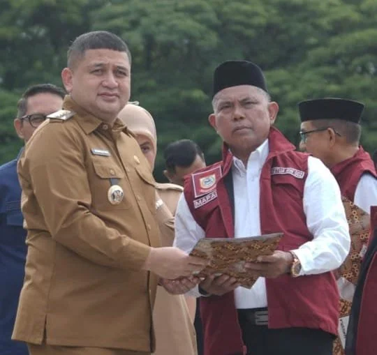 Saat Wali Kota Munafri Arifuddin Menyerahkan SK dan pemasangan Rompi RT/RW secara simbolis kepada Ketua RW 002 Mapala.