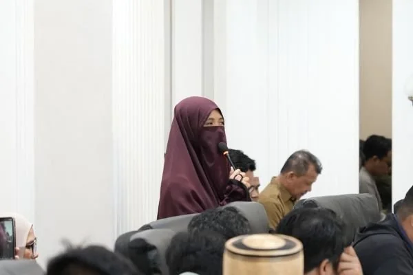 Warga Tamalanrea Desina saat Menyampaikan Aspirasi Kepada Wali Kota Makassar Munafri Arifuddin (Dok: Ist).