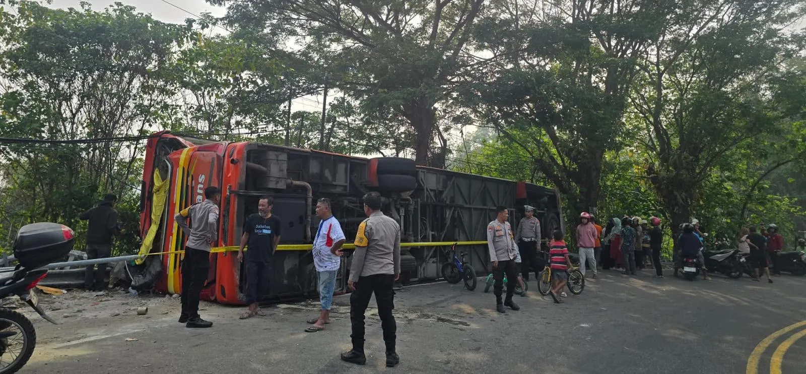 Bus Neo Trans yang mengalami kecelakaan tunggal di jalan trans Sulawesi Mamuju(dok:ist)