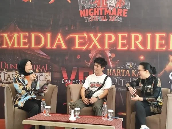 Kreator Pandora Box, Billy beserta General Manager Gammara Hotel Makassar, Kiki, saat jonferensi pers PNF 2024 (Dok : Hanifah KabarMakassar).