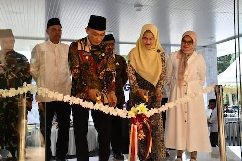 Pj Gubernur Sulbar, Prof Zudan saat melakukan pengguntingan pita Soft Launching Gedung Baru Kantor Gubernur