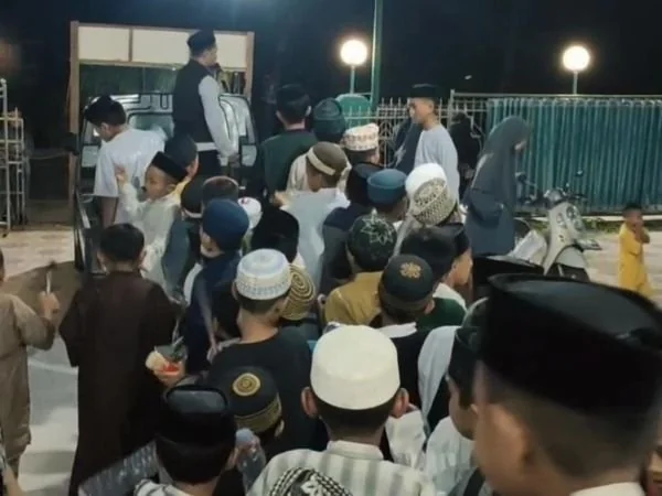 Para santri saat bersiap-siap melakukan Takbir Keliling sambut Hari Raya Idul Adha di Jalan Utama Jeneponto -  Makassar (Dok : Ist).