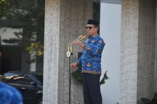 Sekprov Sulbar Junda Maulana saat memimpin upacara peringatan Hari Kesadaran Nasional di lingkup Pemerintah Provinsi Sulbar. (Dok: Ist)
