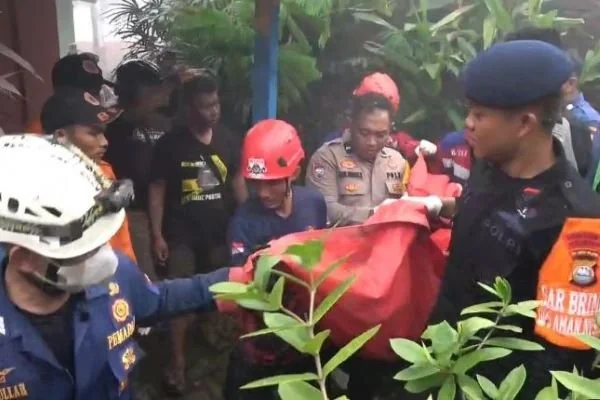 Korban kebakaran saat dievakuasi (Dok : Atri KabarMakassar).