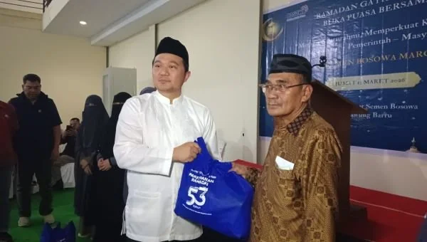 CEO Bosowa Corporindo, Subhan Aksa saat Menyaluran Bantuan Bosowa Peduli (Dok: Sinta KabarMakassar)