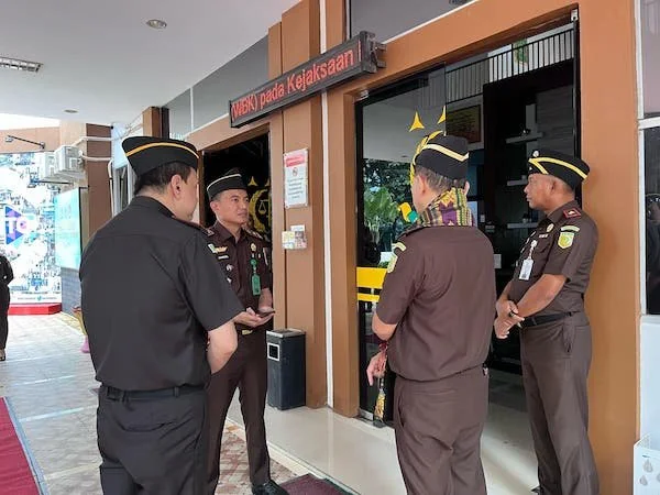 Kepala Seksi (Kasi) Intelijen, Muh. Zahroel Ramadhana saat menerima kunjungan Tim Penilai Sesjamwas Kejagung RI di Kantor  Kejakasaan Negeri Kabupaten Jeneponto