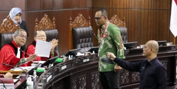 khmad Syarifuddin saat diminta mengkonfirmasi surat di hadapan yang mulia Hakim Konstitusi, (Dok: Ist).