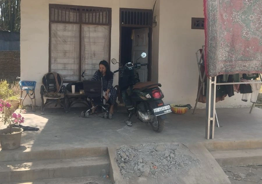 Srikandi dan Yayasan Baitul Maal (YBM) PLN UP3 Makassar Selatan menyalurkan santunan dan paket sembako kepada keluarga Fahira, anak penderita epilepsi bawaan di Desa Bontoramba, Kecamatan Pattallassang, Kabupaten Gowa (Dok: Ist)