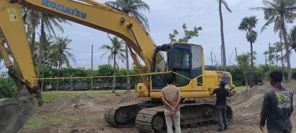 Unit Tindak Pidana Tertentu (Tipidter) Satreskrim bersama Unit Ekonomi Satuan Intelkam Polres Jeneponto, saat menyegel lokasi tambang pasir ilegal di Dusun Petang, Kecamatan Arungkeke. (Ist).