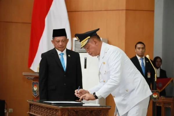 Mendagri, Tito Karnavian dan Pj Gubernur Sulsel, Prof Fadjry Djufry saat pelantikan di Jakarta (Dok: Ist).