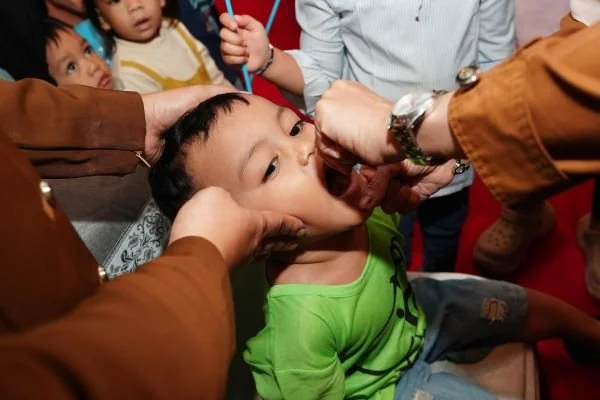 Pemberian imunisasi pada anak-anak di Sulawesi Selatan (Dok: Ist).