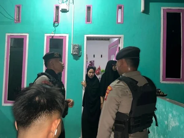 Samapta Polres Majene saat menggelar patroli di kost-kostan (Dok : Ist).