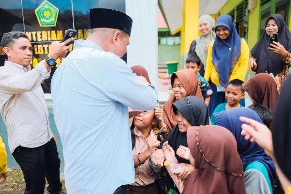 Bupati Bantaeng, M. Fathul Fauzy Nurdin, saat menyapa anak-anak sekolah (Dok : Ist).
