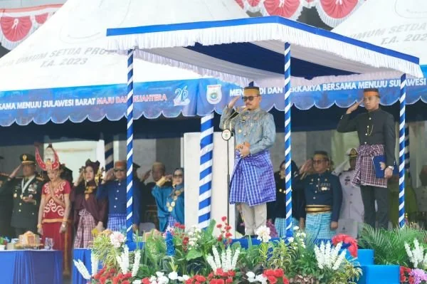 Gubernur Sulbar Suhardi Duka saat menjadi inspektur upacara dalam rangka HUT ke-22 Provinsi Sulawesi Barat (Dok: Ist)