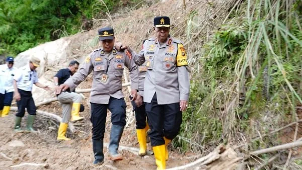 Kapolda Sulbar Irjen Pol Adang Ginanjar saat mengunjungi lokasi bencana di Mamasa,