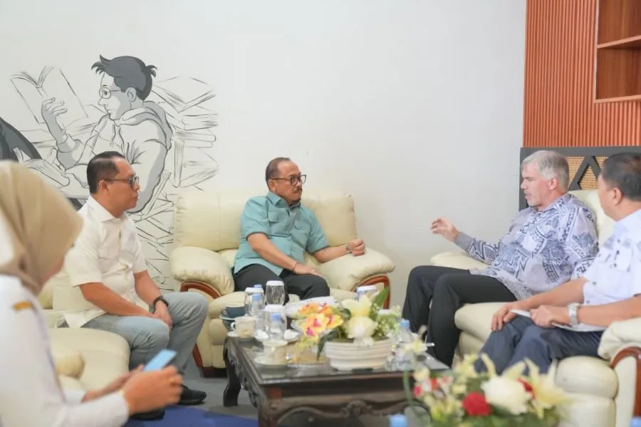 Gubernur Sulbar Suhardi Duka saat bertemu Diplomat Amerika Serikat John McDaniel di Bandara Tampa Padang Mamuju (Dok: Ist)