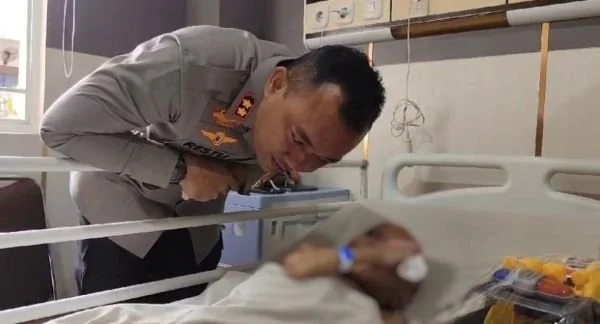Korban saat dijenguk Kapolres Pelabuhan Makassar (Dok: Ist).