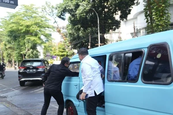 Wakil Menteri Dalam Negeri (Wamendagri) Bima Arya Sugiartodan Wali Kota Makassar Munafri Arifuddin Naik pete-pete, (Dok Ist).