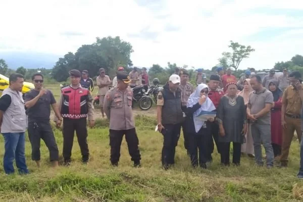 Personil Polres Jeneponto, saat melaksanakan pengamanan kegiatan eksekusi lahan sawah dan kebun di wilayah Kecamatan Arungkeke, Kabupaten Jeneponto (Dok : Ist).