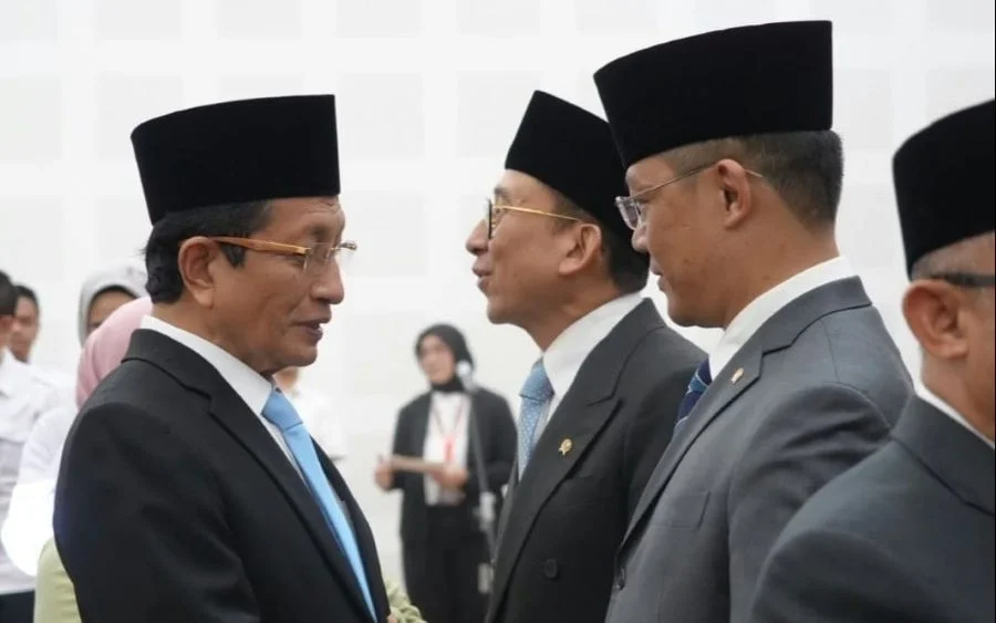 Menteri Agama Nasaruddin Umar menyalami Menteri Koordinator Bidang Pembangunan Manusia dan Kebudayaan (Menko PMK) Sugiono, dalam kegiatan serah terima jabatan Menko PMK (Dok: Ist)