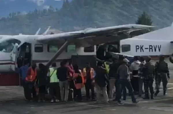 Pesawat pengangkut Jenazah Rudi saat di evakuasi di Bandara Timika (Dok : ist).