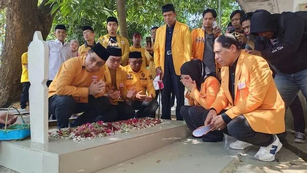 Ketua DPC Hanura Makassar Irmawati Sila saat Mendampingi Ketua DPD Hanura Makassar Mayjen TNI (Purn) Andi Muhammad Bau Sawa Mappanyukki saat Ziarah ke Makam Pahlawan Panaikang (Dok: Sinta KabaraMakassar).