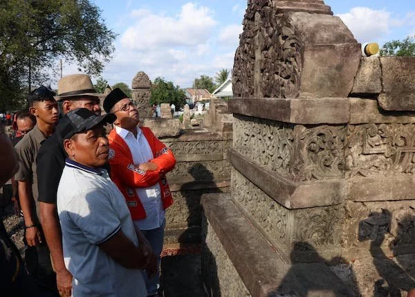 Cagub Sulsel, Danny Pomanto Saat Kunjungi Situs Bersejarah Raja-raja Binamu di Kabupaten Jeneponto. (Foto/ist).