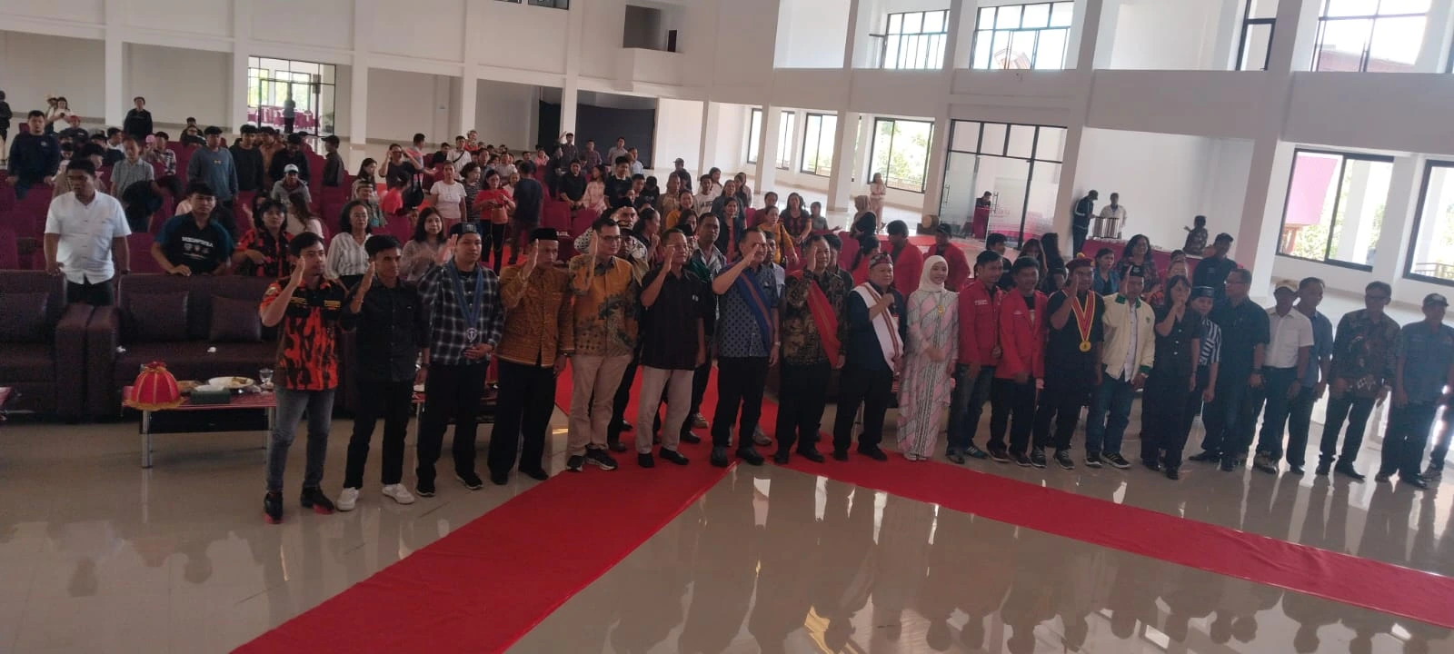 Anggota DPR RI Irjen Pol (Purn) Frederik Kalalembang bersama para peserta dalam kegiatan Penguatan Relawan Gerakan Pancasila di DRIJ Hotel, Kabupaten Toraja utara (Dok: Jerni Bening KabarMakassar)