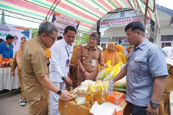 Bupati Jeneponto H. Paris Yasir, saat menghadiri gerakan pangan murah di Dinas Ketahanan Pangan Jeneponto (Dok : Ist).