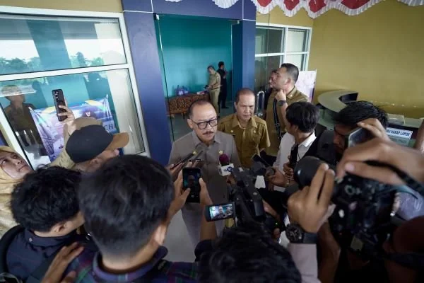 Gubernur Sulbar Suhardi Duka saat diwawancarai usai menghadiri kegiatan bedah buku “SDK Mendayung dari Hulu” di Gedung Perpustakaan dan Kearsipan Daerah Sulbar (Dok : Ist).