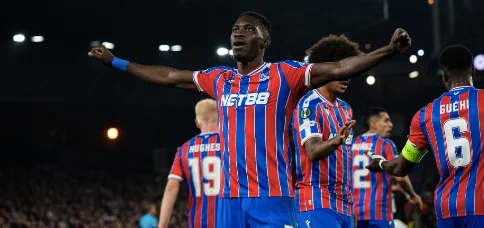 Pemain-pemain Crystal Palace merayakan gol ke gawang Shakhtar Donetsk