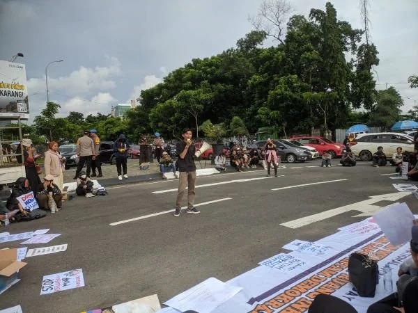 Aksi aliansi penggerak IWD Sulsel, di depan Rumah Sakit Siloam, Jumat (8/3).