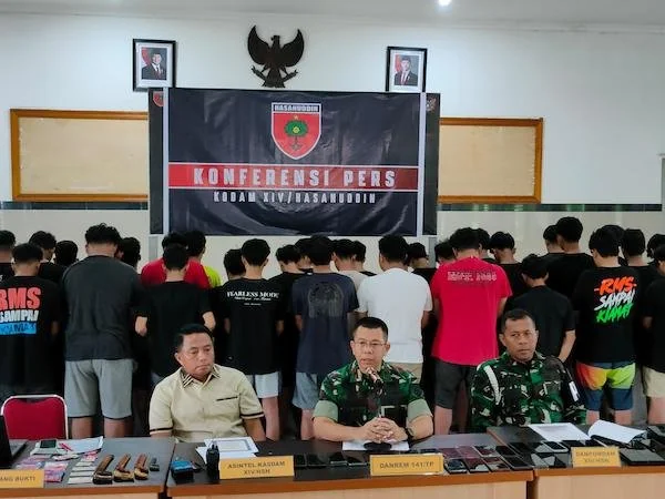konferensi pers pelaku penipuan online yang diamankan (Dok: Atri KabarMakassar)