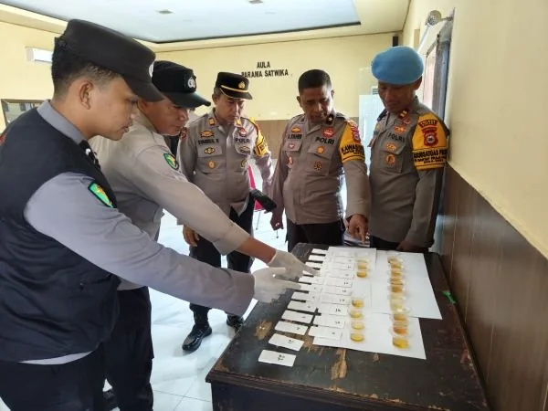 Personel Polres Sinjai usai lakukan tes urine (Dok : Ist).