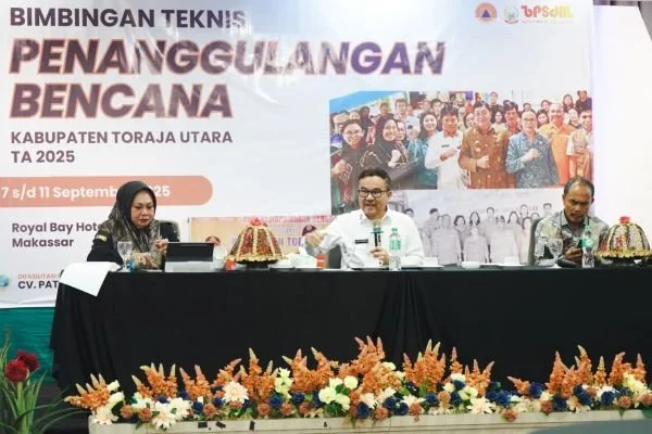 Sekda Jufri Rahman menjadi narasumber dalam acara Bimbingan Teknis (Bimtek) Penanggulangan Bencana yang digelar Pemerintah Kabupaten Toraja Utara (Dok : Ist).