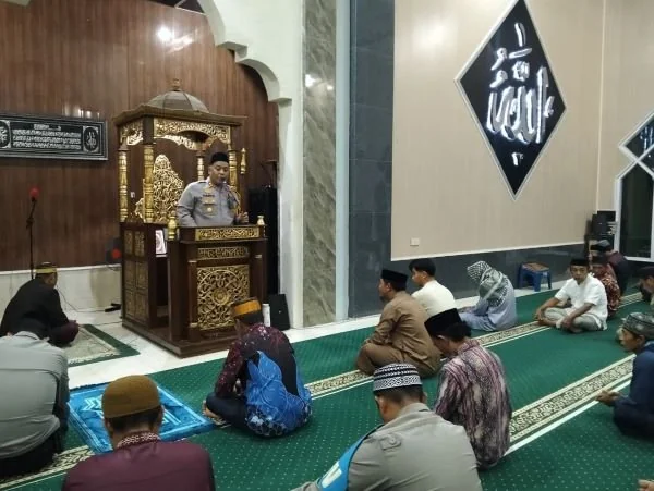 Kegiatan sosial bertajuk "SABAR" (Sahur Bareng Kapolres) di Masjid Al Kautsar, Dusun Ramba, Desa Rumbia. (Dok: Ist)