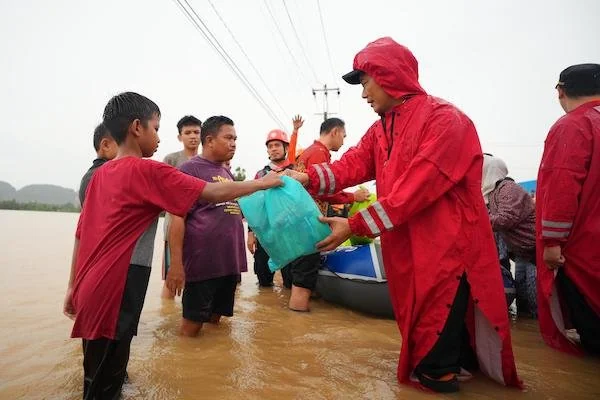Pj Gubernur Sulsel, Prof Zudan Arif Fakrulloh saat memberi bantuan bagi korban banjir (Dok: Ist)