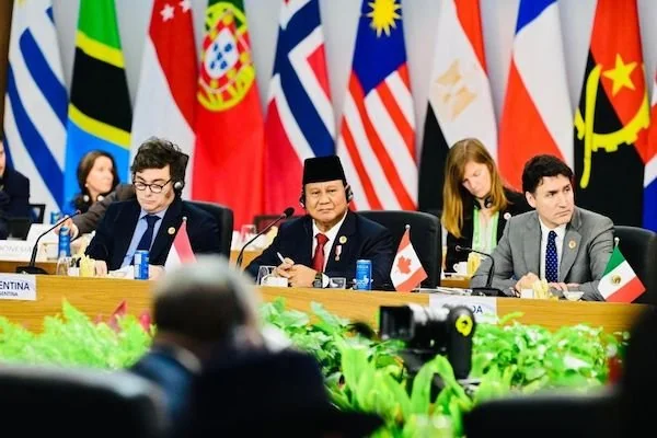 Presiden RI Prabowo Subianto (tengah) dalam sesi pertama Konferensi Tingkat Tinggi (KTT) G20 di Rio de Janeiro, Brasil, Senin (18/11/2024) waktu setempat. (ANTARA/HO-Biro Pers Sekretariat Presiden)