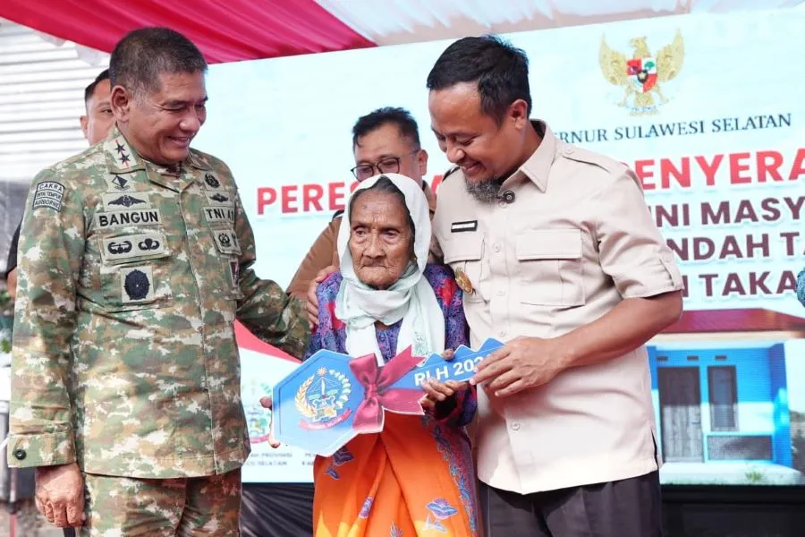 Gubernur Sulawesi Selatan Andi Sudirman Sulaiman menyerahkan bantuan pembangunan rumah layak huni di Takalar (Dok: Ist)