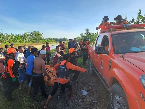 tim sar gabungan saat melakukan evakuasi terhadap korban (Dok:Ist)