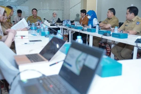 Pj Sekretaris Provinsi Sulsel, Andi Darmawan Bintang dan pihak BPJS Kesehatan (Dok: Ist)