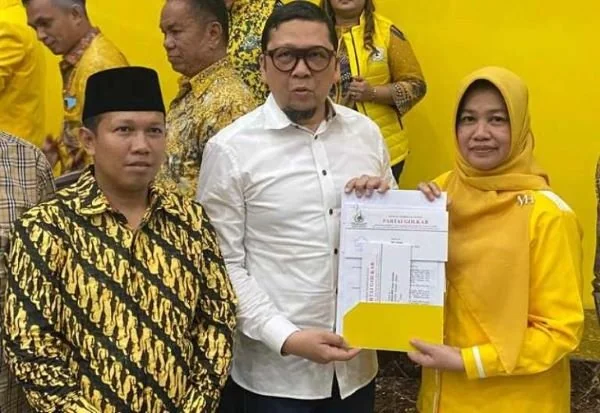 Wakil Ketua Umum DPP Partai Golkar Ahmad Doli Kurnia menyerahkan surat keputusan dukungan kepada bakal paslon Bupati Sinjai Andi Kartini Ottong-Muzakkir di Jakarta (Dok : Ist).
