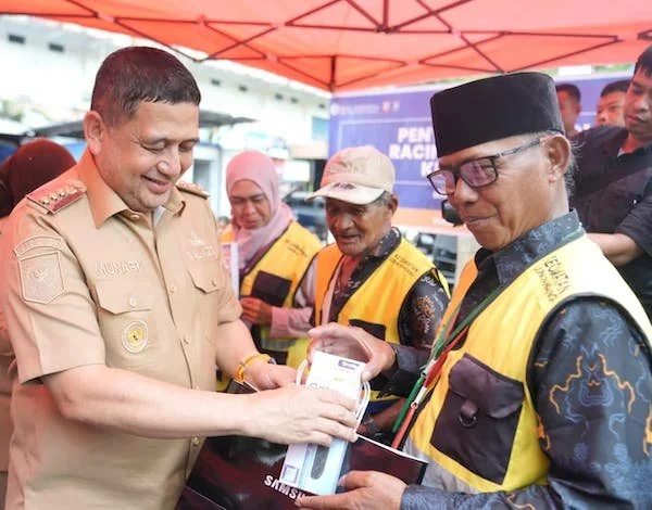 Wali Kota Makassar Munafri Arifuddin saat Menyerahkan Smartphone kepada jukir di Makassar, (Dok: KabarMakassar).